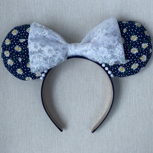 None Accessories - Minnie Mouse eats